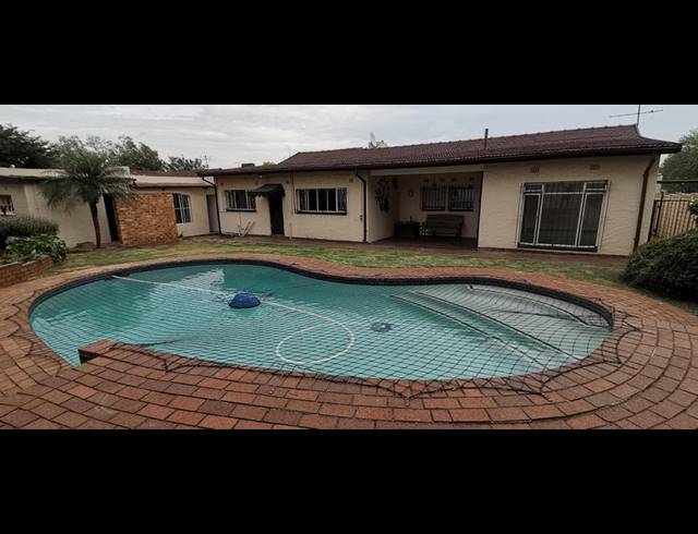 3 BEDROOM PROPERTY TO RENT IN HIGHWAY GARDENS